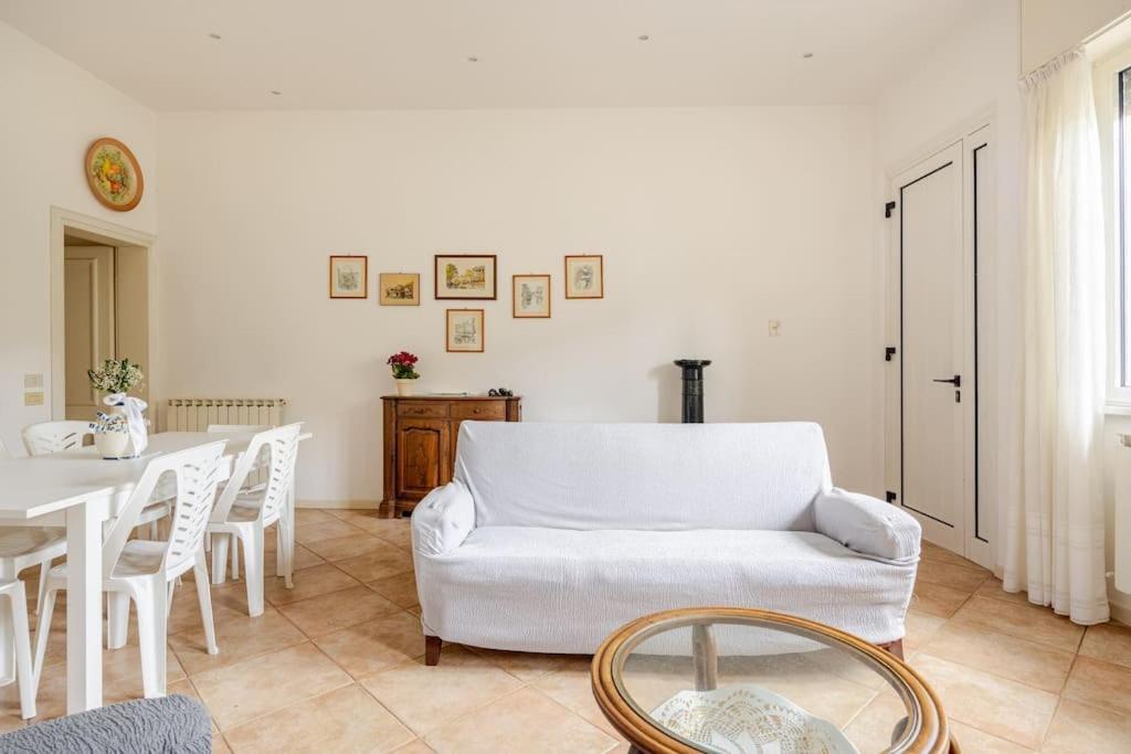 Spaziosa Casa Con Giardino E Dependance